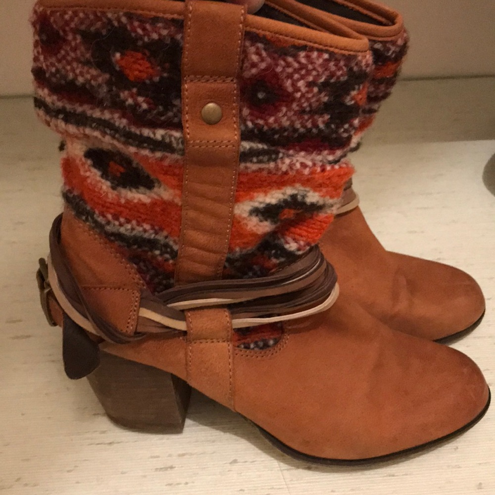 Steve Madden brown boots with pattern